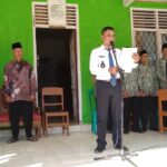 Upacara HUT RI ke-79 di Ponpes Miftahul Huda Pekon Tambak Jaya Peratin Slamet Widodo Menjadi Petugas Pembaca Teks Proklamasi