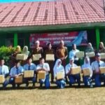 Setelah Meriahkan HUT RI ke-79 Kepsek Tri Yanto S.Ag. M.M, Usai Upacara Bagikan Hadiah Untuk Pemenang Lomba