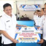 Secara Simbolis Bupati OKU Timur Menyerahkan Anggaran DD Tahun 2025, di Dampingi Kepala Dinas PMD