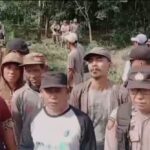 Sudah Sepekan Jembatan Mataram Jaya Ambles, Warga Inisiatif Gotong Royong Susun Kayu Agar Bisa Melintas