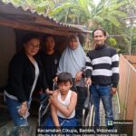 Ketua DPC Tangerang LSM KPK Nusantara Salurkan Bantuan Kursi Roda ke Warga Budi Mulya