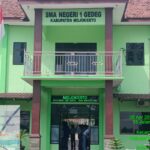 Kepala Sekolah SMAN 1 Gedek Hindari Wartawan, Amplop Misterius Jadi Penghinaan Terhadap Profesi Jurnalistik!