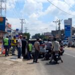 Akibat Parkir Sembarangan di Bahu Jalan, Dua ABG Pengendara Motor Tabrak Minibus