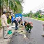 Tanggapi Keluhan Warga, Inilah Respon Cepat 3 Pilar Polsek Trimurjo Dalam Memperbaiki Jalan Berlubang