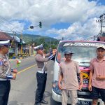 Satlantas Polres Lampung Barat Pasangkan Bendera Merah Putih di Kendaraan Jelang Hari Kemerdekaan RI Ke-80