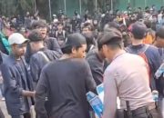 Humanis, Polisi Bagikan Air Pada Massa Aksi Unjuk Rasa di DPR