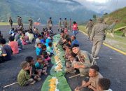 Satgas Ops Damai Cartenz Gelar Makan Bersama Warga di Kiwirok Hadirkan Senyum dan Kebahagiaan