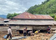 Brimob Polda Lampung Terjunkan Personel Bantu Evakuasi Warga Terdampak Banjir di Lampung Barat