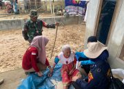 Gerak Cepat Sidokkes Polres Lampung Barat Beri Pelayanan Kesehatan Kepada Warga Terdampak Banjir Bandang di Suoh