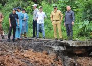 Bupati Lampung Barat Tinjau Jalan Liwa – Hanakau yang Putus Akibat Longsor