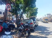 Bukitkemuning Rawan Pelanggaran Parkir di Bahu Jalan, Polisi Beri Peringatan Tegas