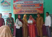 Kepala Desa Talang Sari Bagikan BLT Didampingi TNI dan Polri