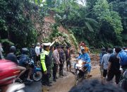 Personel Polres Lampung Barat Buka Akses Jalan Akibat Longsor di Jalur Lintas Liwa–Sumsel