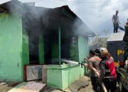 Polri dan TNI Bahu Membahu Padamkan Kebakaran di Kompleks Kodam Lama Jayapura