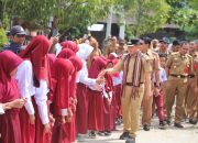 Program Seragam Gratis Parosil–Mad Hasnurin Jadi Primadona Masyarakat Lampung Barat