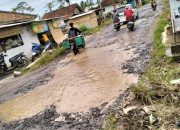 Warga Keluhkan Jalan Kabupaten Way Kanan Rusak Parah, Minta Bupati Ayu Asalasiyah Segera Bertindak