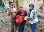 Serikat Media Siber Indonesia Way Kanan Berikan Bantuan kepada Pasangan Suami Istri Pekerja Keras