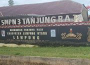 Warga Sindang Agung Tagih Janji Elit Politik, Jalan Depan SMP 3 Tanjung Raja Rusak Parah