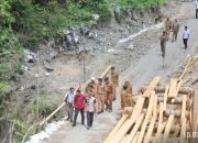 Blusukan Tinjau Jalan Putus, Bupati Parosil Mabsus Perintahkan Dinas PUPR Segera Bertindak
