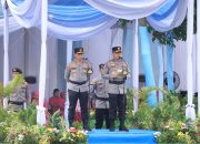 Diiringi Rintik Hujan, Irjen Helmy Santika Serahkan Pataka “Wira Bhakti Ruwa Jurai” kepada Kapolda Lampung Baru, Irjen Pol Helfi Assegaf