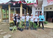 Menjalin Kemitraan, PKS Tinjowan Serahkan Bantuan Tanaman ke Desa Banjar Hulu