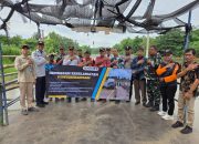 Dishub Kota Kediri Bagikan Jaket Pelampung kepada Operator Tambangan Jelang Puncak Musim Hujan