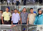 Masyarakat Gelar Orasi Damai di Depan BRI Tinjowan, Tuntut Pengembalian Agunan Rp 100 Juta Meski Diguyur Hujan