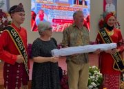 Wali Kota Palembang Terima Hibah Kain Songket Zaman Hindia-Belanda dari Warga Australia
