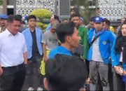 Mahasiswa Juluki Herman Deru “Gubernur Helikopter”, Aksi Digelar di Depan Kantor dan di Hadapan Langsung Gubernur