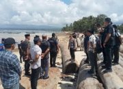 Kapolda Lampung Cek Langsung Lokasi Pantai Tanjung Setia yang Dipenuhi Tumpukan Kayu Gelondongan