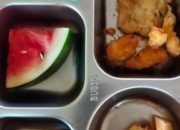 Menu MBG Diduga Tidak Layak, Warga Tanjung Raja Lampung Utara Geram: Hanya Tempek Goreng dan Potongan Buah