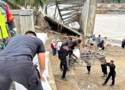 Gunakan Jembatan Sling Baja, Brimob Polda Aceh Bantu Salurkan Bantuan Logistik untuk Masyarakat