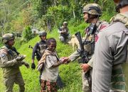 Patroli Humanis Satgas Ops Damai Cartenz di Kampung Apom Kiwirok, Pererat Kedekatan dengan Warga