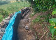 Plang Proyek Rp47 Miliar Terpasang Megah, Fakta Lapangan Memprihatinkan: Rehabilitasi Siring Bendungan Badran Diduga Dikerjakan Asal-asalan