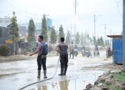 Polri Bantu Kuras Air yang Masih Merendam Kompi Senapan A Yonif 111/Karma Bakti di Aceh Tamiang