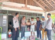 Kapolsek Rebang Tangkas Berikan Bantuan kepada Korban Rumah Tersambar Petir