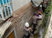 Tim SAR Brimob Lampung Sigap Evakuasi Rumah Warga Terdampak Longsor di Bandar Lampung