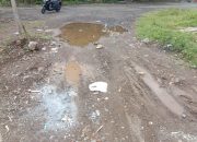 Janji Aspal Tinggal Wacana? Jalan Rusak Akibat Proyek Gedung MBG, Warga Ancam Segel Lokasi