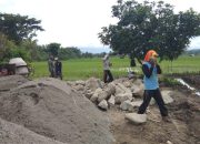 Babinsa Turun ke Lumpur! Saat Warga Bangun Rumah, TNI Tak Sekadar Menonton