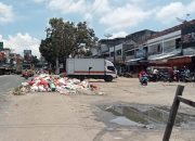 Sampah Menggunung di Jalan Lintas Sumatera Bukit Kemuning, Bau Menyengat Lumpuhkan Akses Warga