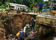 Gotong Royong Perbaikan Jembatan di Kelurahan Campur Asri Way Kanan Lampung