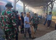 Dandim 0427/Way Kanan Hadiri Gotong Royong Penataan Los Pasar Juku Batu di Depan Gedung KDMP